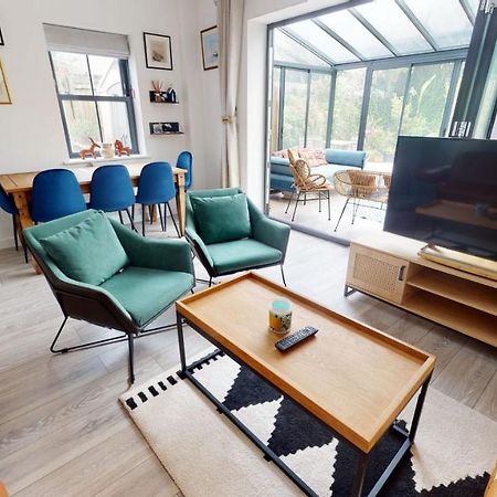 05 Queensway Gardens, Хейл Екстериор снимка