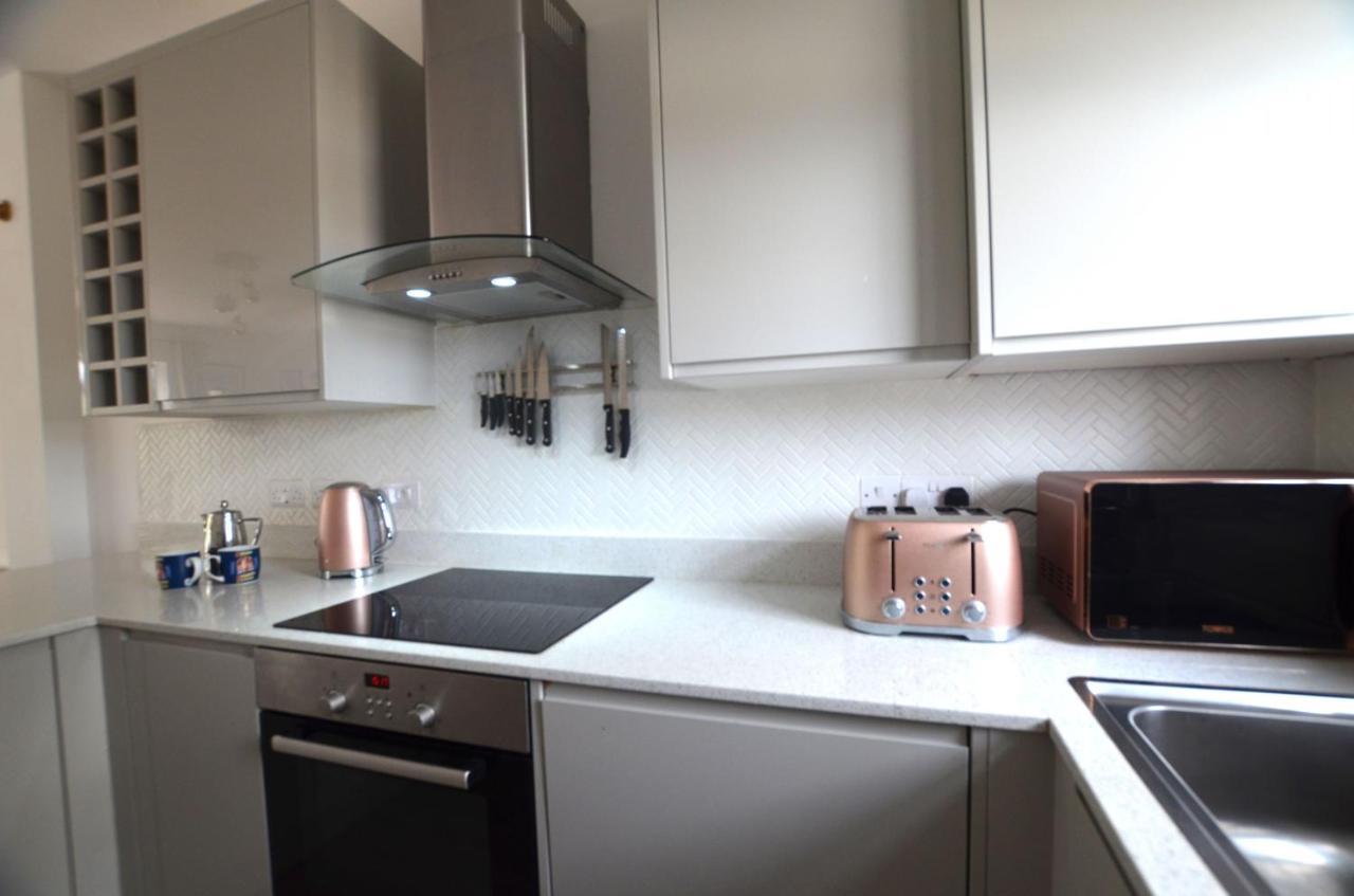 05 Queensway Gardens, Хейл Екстериор снимка
