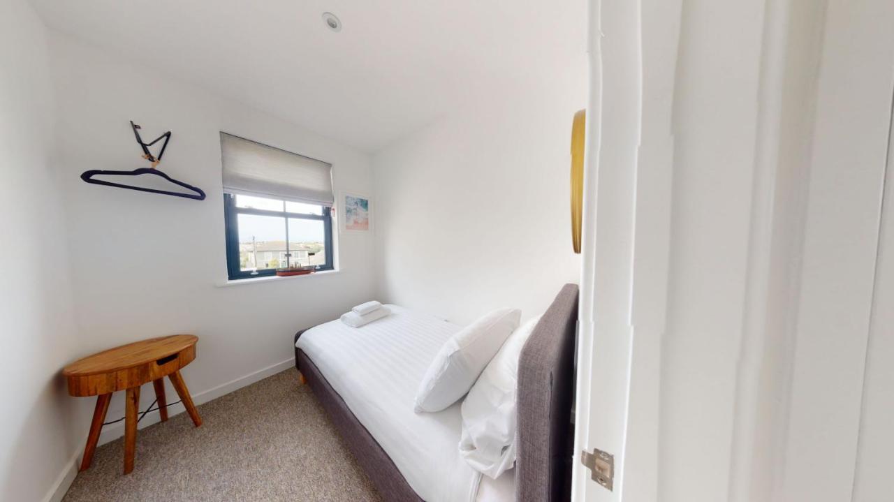 05 Queensway Gardens, Хейл Екстериор снимка