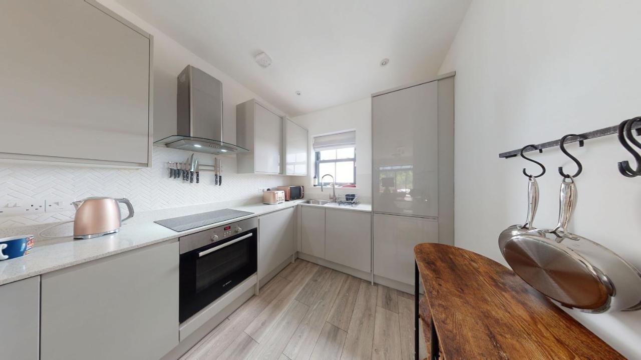 05 Queensway Gardens, Хейл Екстериор снимка
