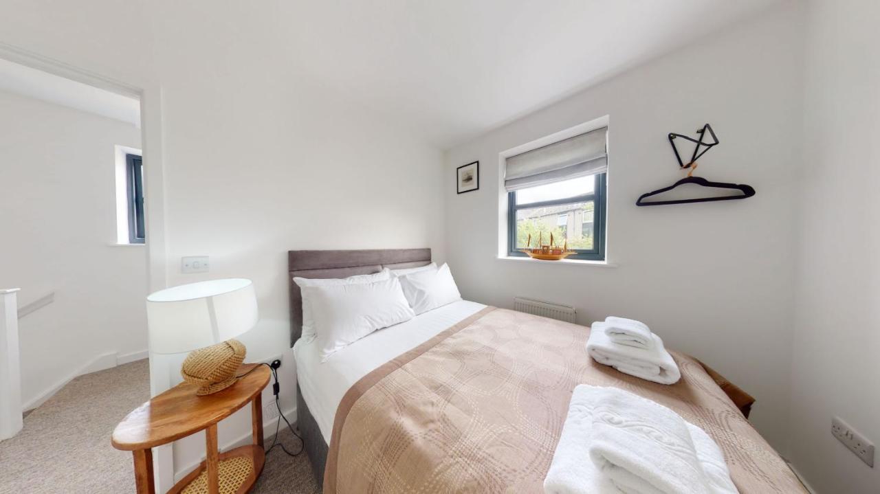 05 Queensway Gardens, Хейл Екстериор снимка